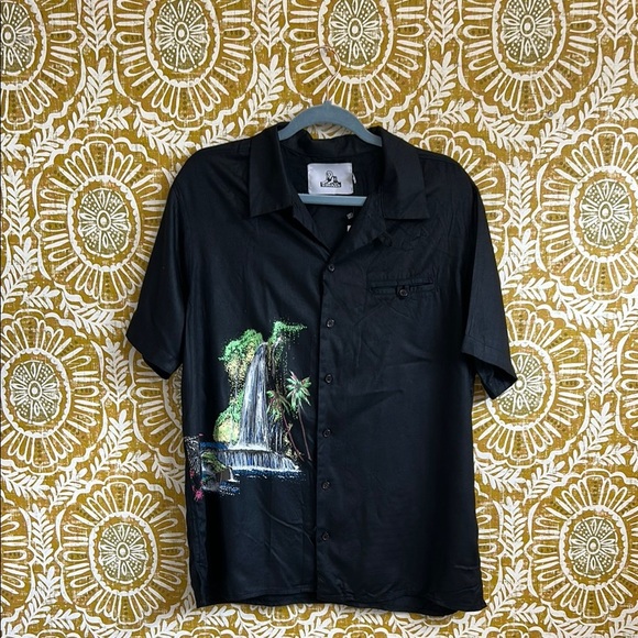NWT Jungles Men’s Waterfall Short Sleeve Button Front Shirt in Black size S - Picture 2 of 9